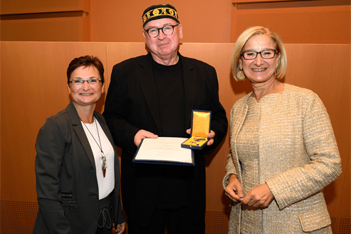 Silbernes_Ehrenzeichen_des_Landes_NO_fur_Gumpoldskirchens_Musikschuldirektor_Andres_Tieber-01